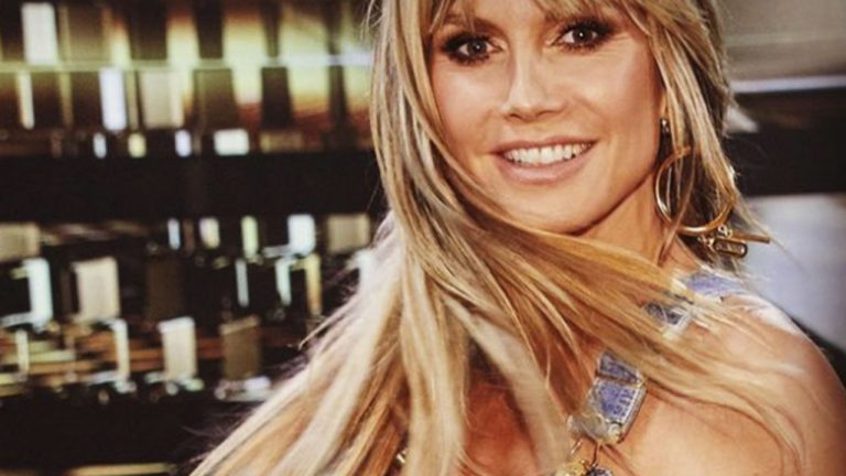 De maiô branco Heidi Klum se empolga e mostra demais