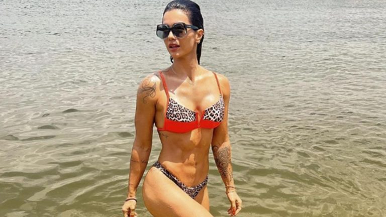 Em Luanda Kelly Key exibe corpo perfeito de biquíni