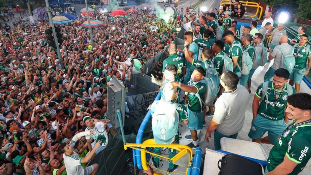 Palmeiras Recebido Pela Torcida Faz Festa E Provoca Rivais