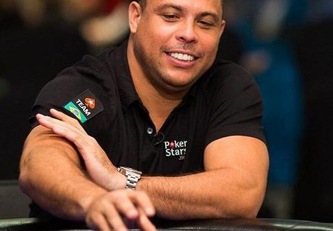 ronaldo-troca-os-campos-pelo-poker