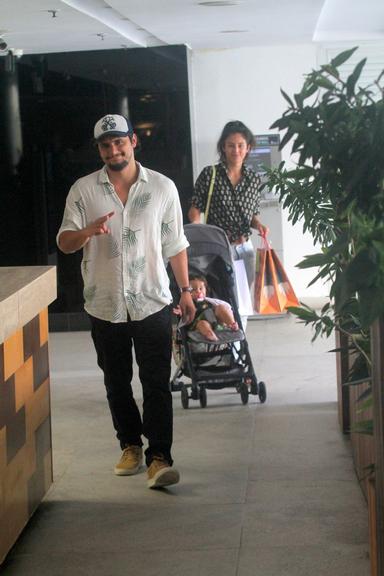 dia-em-familia:-bruno-gissoni-e-yanna-lavigne-passeiam-com-a-pequena-madalena-em-shopping-no-rio