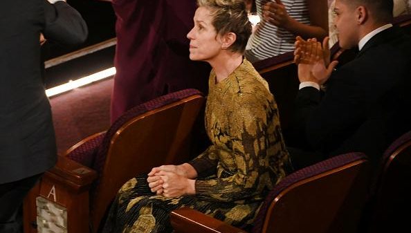 frances-mcdormand-e-premiada-com-o-oscar-de-melhor-atriz-por-tres-anuncios-para-um-crime