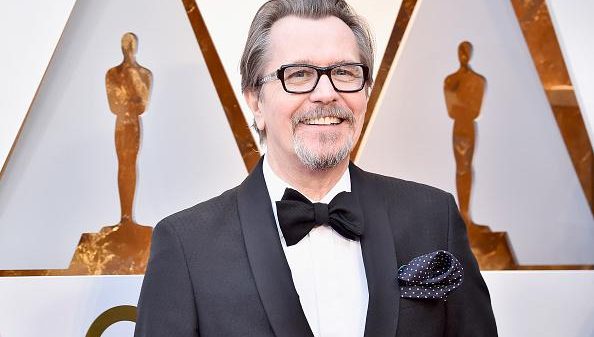 gary-oldman-recebe-o-oscar-de-melhor-ator-por-o-destino-de-uma-nacao