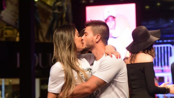 arthur-aguiar-da-beijinho-em-mayra-cardi-durante-desfile-em-sao-paulo