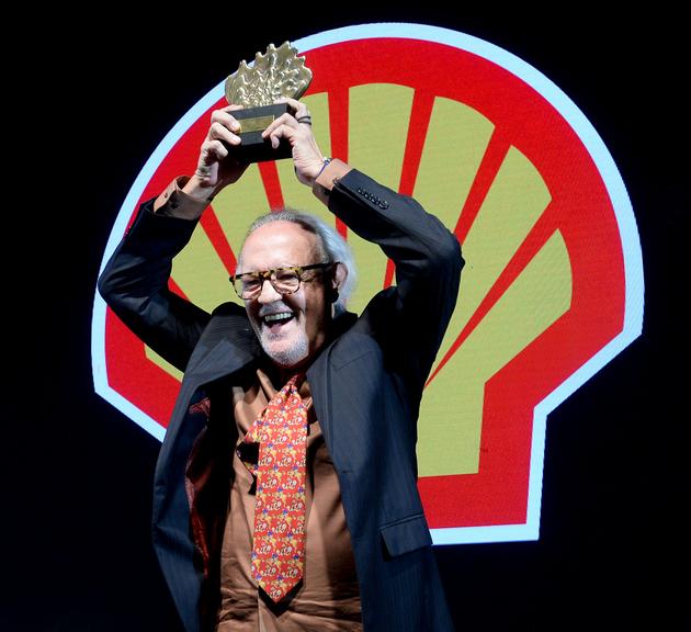 a-emocao-de-ney-latorraca-com-o-trofeu-honorario-do-premio-shell