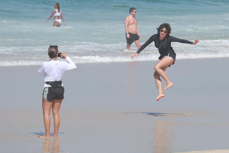 nanda-costa-se-diverte-na-praia-de-ipanema