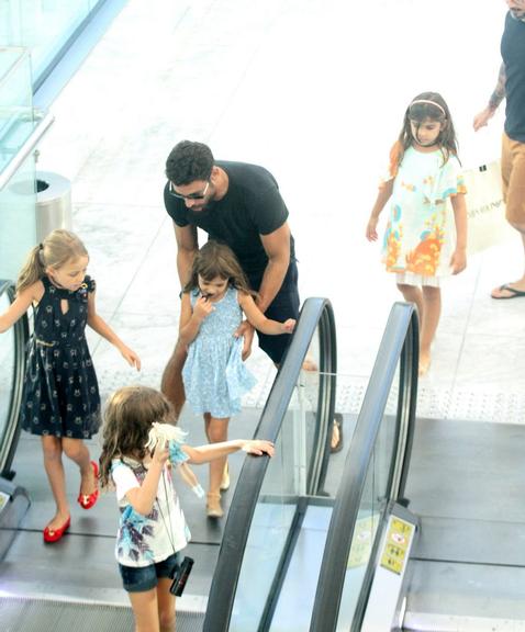 caua-reymond-leva-filha,-sophia,-e-amiguinhas-para-passear-em-shopping-carioca