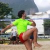 antes-do-ultimo-capitulo-de-tempo-de-amar,-bruno-cabrerizo-relaxa-jogando-futevolei-na-praia-do-pepe,-rio