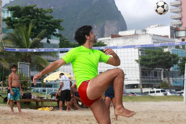 antes-do-ultimo-capitulo-de-tempo-de-amar,-bruno-cabrerizo-relaxa-jogando-futevolei-na-praia-do-pepe,-rio