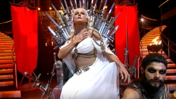 video:-xuxa-vira-a-protagonista-de-game-of-thrones-e-danca-tema-central-da-serie-no-palco-do-dancing-brasil