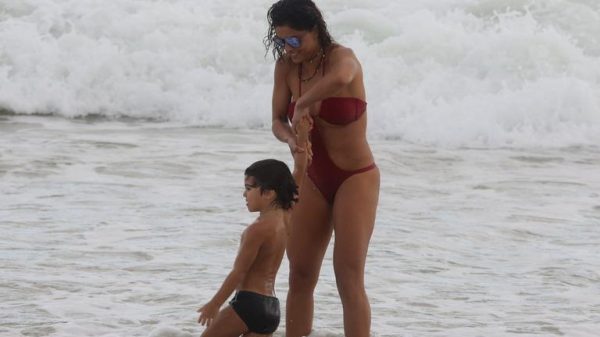 juliana-paes-leva-a-familia-para-divertido-dia-na-praia-de-grumari,-rio