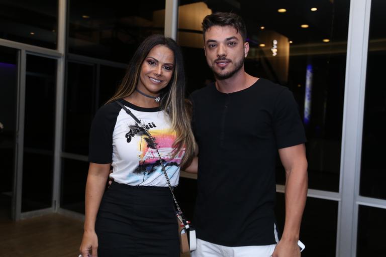 viviane-araujo-curte-show-de-lulu-santos-com-o-novo-namorado,-klaus-barros