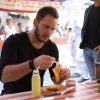 chris-pratt-experimenta-pastel-e-caldo-de-cana-em-feira-na-capital-paulista