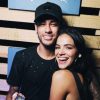 bruna-marquezine-posa-com-blusa-divertida-em-homenagem-a-neymar