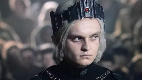 O jovem Aegon II Targaryen foi coroado após a morte do pai, usurpando o trono de Rhaenyra (Foto: Divulgação/Max)