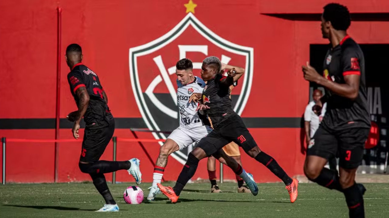 Vitória ganhou do Bragantino e mandou o Corinthians de volta pra zona de rebaixamento no Brasileirão