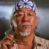 Sr. Miyagi, vivido por Pat Morita, retorna em uma cena emocionante na sexta temporada de Cobra Kai