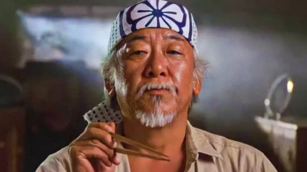 Sr. Miyagi, vivido por Pat Morita, retorna em uma cena emocionante na sexta temporada de Cobra Kai