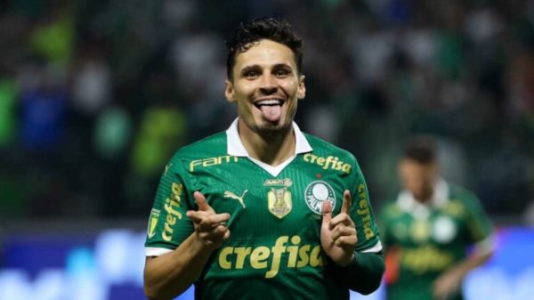 Com gols decisivos, Raphael Veiga é um dos destaques do Palmeiras no Brasileirão