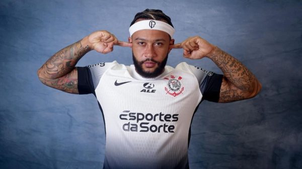 Memphis Depay vive caso de amor com a torcida do Corinthians