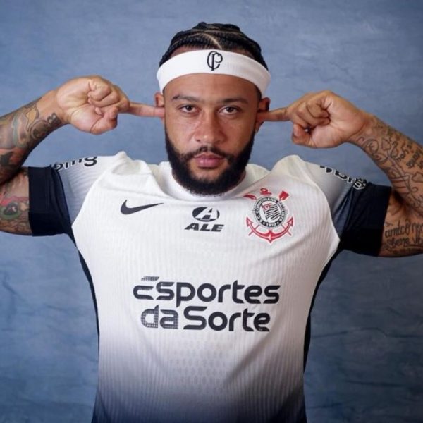 Memphis Depay vive caso de amor com a torcida do Corinthians